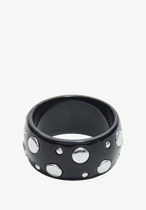 Czarny pierścień z żywicy z metalicznymi srebrnymi wstawkami w różnych rozmiarach, rozmieszczonymi w rozsypanym wzorze wokół obrączki. Gładka faktura powierzchni.
