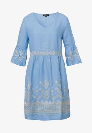 Abito azzurro chiaro con scollo a V, maniche a campana di lunghezza media e ricamo geometrico crema su maniche, vita e orlo.