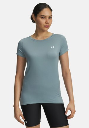 Lichtblauw atletisch shirt met ronde hals in een gestructureerd materiaal, korte mouwen, met een klein wit logo op de borst. Zwarte nauwsluitende shorts daaronder.