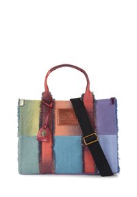 Borsa a tracolla colorata in patchwork di denim con bordi sfrangiati. Presenta una toppa con logo marrone, accessori in metallo e una tracolla nera regolabile.