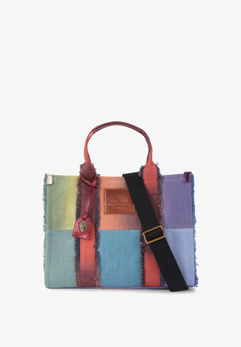 Borsa a tracolla colorata in patchwork di denim con bordi sfrangiati. Presenta una toppa con logo marrone, accessori in metallo e una tracolla nera regolabile.
