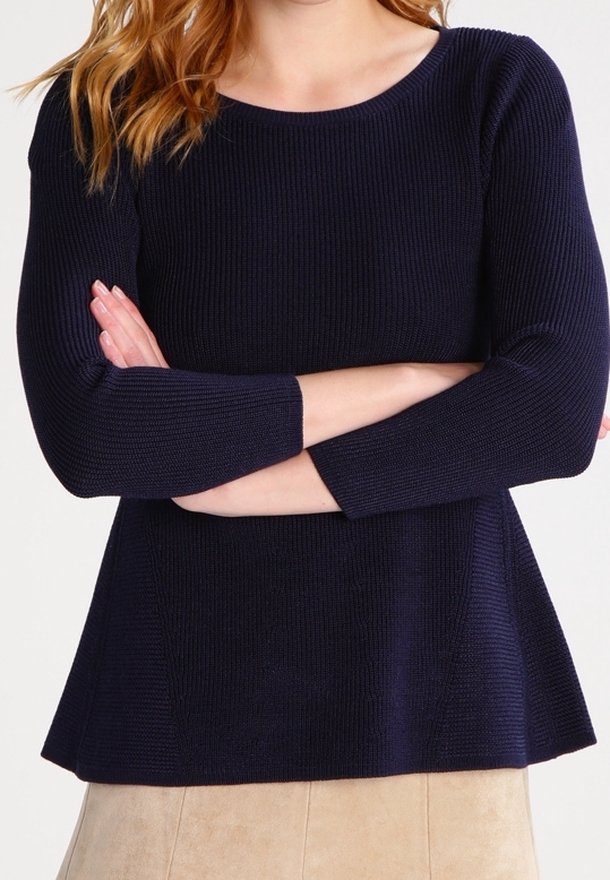 Pull en tricot côtelé bleu marine à manches longues et ourlet évasé, arborant un col rond et un motif texturé.