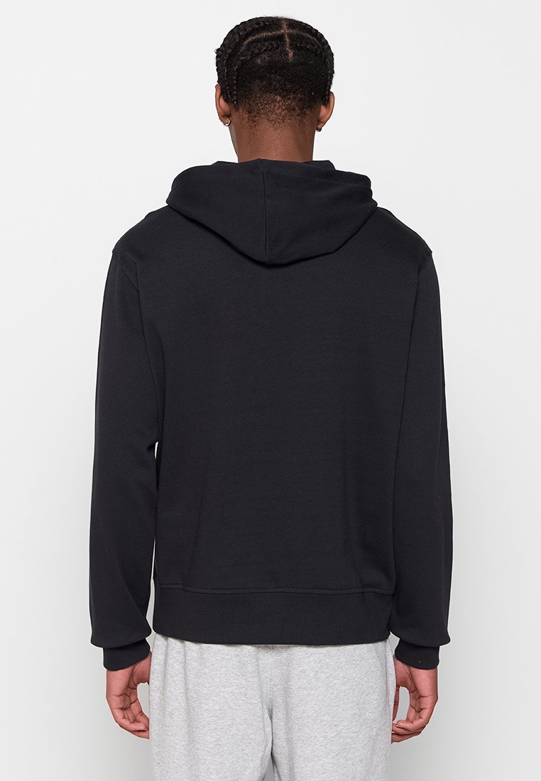 Schwarzer Hoodie mit weicher Textur, ausgestattet mit einer Kordelzugkapuze, gerippten Bündchen und einer lässigen Passform. Keine sichtbaren Muster oder Grafiken.