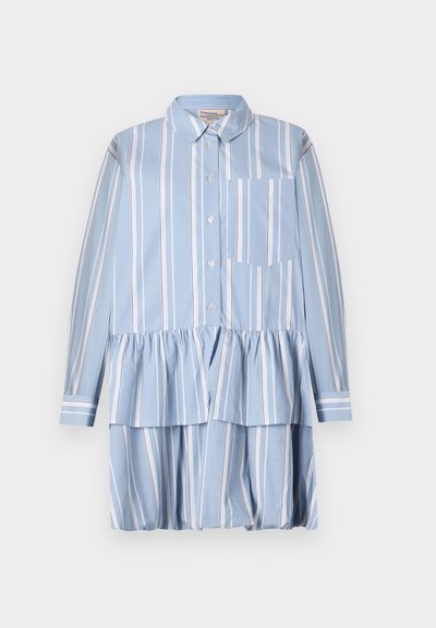 Vestido camisa azul claro com riscas verticais brancas, com uma parte inferior franzida, mangas compridas e um bolso aplicado do lado esquerdo.