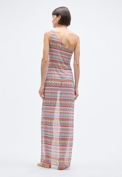 Ühe õlaga maksikleit kerges kangas, millel on erksates värvides siksakmuster, istuva ülakeha ja voolava siluetiga.