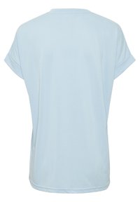 Šviesiai mėlynas trumpomis rankovėmis marškinėliai su laisvu prigludimu, apvaliu kaklu ir pasuktomis rankovėmis, pagaminti iš minkštos ir lygaus audinio.