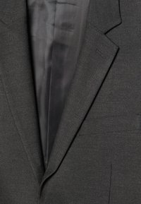 Dunkelgrauer Anzugblazer mit glatter Textur, Reverskragen und einer einzigen Brusttasche. Das Innenfutter weist ein dezentes Muster auf.