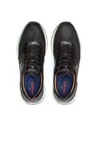 Zapatillas negras de malla con detalles de piel texturizada, puntera redonda y plantillas en contraste de color naranja y azul. Presentan un diseño con cordones y suela flexible.