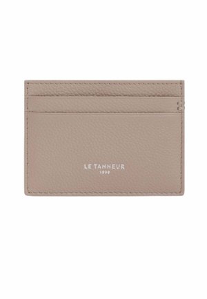 Tarjetero de cuero beige con dos ranuras para tarjetas y texto blanco "LE TANNEUR 1898" en el centro frontal.