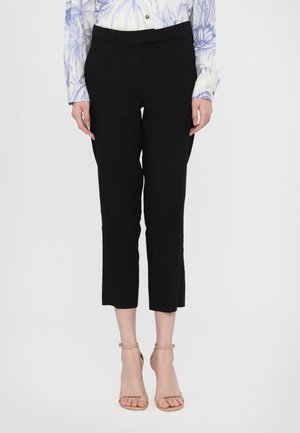Black cropped pants with a smooth texture and a tailored fit. They feature a mid-rise waistband, ending above the ankle.