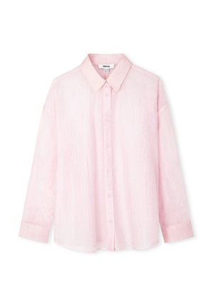 Chemise longue à manches en rose clair, fabriquée à partir d'un tissu texturé. Présente un devant à boutons, un col et des poignets avec cinq boutons visibles.