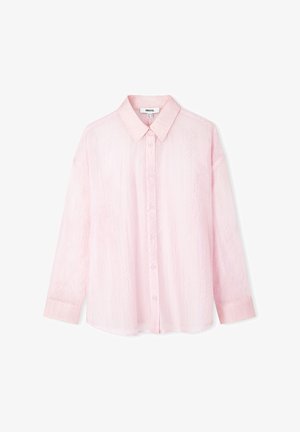 Chemise longue à manches en rose clair, fabriquée à partir d'un tissu texturé. Présente un devant à boutons, un col et des poignets avec cinq boutons visibles.