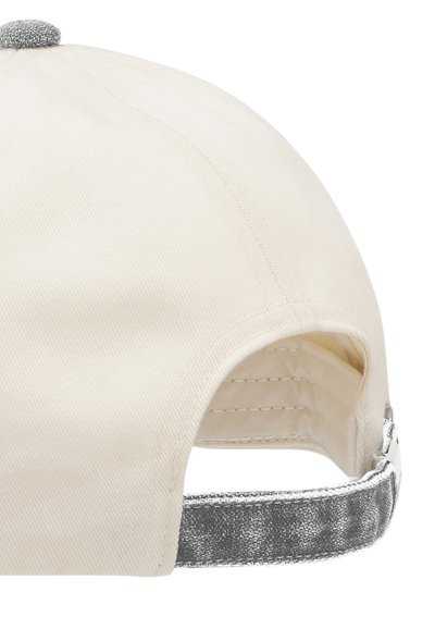 Beige basebollkeps med silverjusterbar rem och knapp upptill, visas bakifrån.