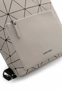 Šviesiai pilkas geometrinio rašto kuprinės modelis su tekstūruotu paviršiumi, turintis priekiniame užtrauktuko kišenėje ir juodais metaliniais akcentais.