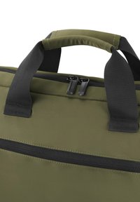 Grüne Stofftasche mit schwarzen Griffen und doppeltem Reißverschlussverschluss oben sowie Reißverschlusstasche vorne.
