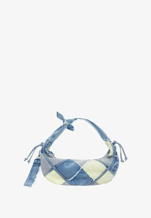 Kleine handtas van patchwork denim en gele stof, met een geknoopte handgreep en een ritssluiting met een denim label eraan bevestigd.