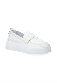 Bílé slip-on boty z imitace kůže s plochou platformou, kulatou špičkou a širokým páskem přes nárt. Texturovaná podešev pro lepší grip.
