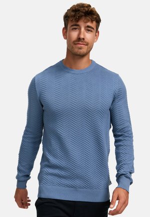 Lyseblå genser med teksturert herringbone-mønster, ribbede mansjetter og nederkant, samt klassisk rund hals. Passer for uformell bruk.