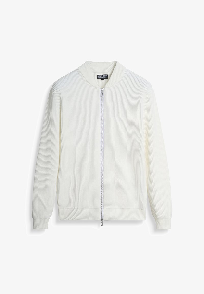 Witte geribbelde gebreide zip-up jack met een kraag en gebande manchetten, met een zilveren rits en een strak, minimalistisch ontwerp.