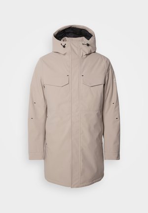 Parka impermeable beige con capucha, dos bolsillos en el pecho y características ajustables. Textura suave con corte recto y detalles mínimos.