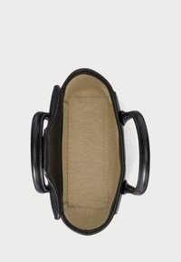 Fekete bőrtáska két fogantyúval, világos bézs színű belső béléssel és halszálka mintával. Nyitott tetejű, így könnyen hozzáférhető.