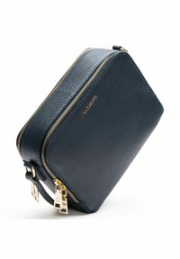 Borsa a spalla in pelle texturizzata blu navy con rifiniture dorate, chiusura con zip e logo del brand. Forma rettangolare con parte superiore leggermente arrotondata.