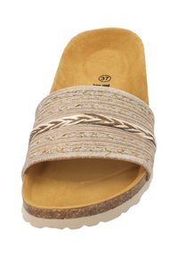 Beige halksandaler med en vävd rem med gulddetaljer, mjuk mockasole, korksula och öppen tå-design. Storlek 37 angiven på insidan.