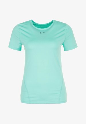 Vaaleansininen lyhythihainen Nike-urheilupaita, jossa on pyöreä kaula-aukko ja musta Nike-swoosh-logo keskellä kaulusta alla.