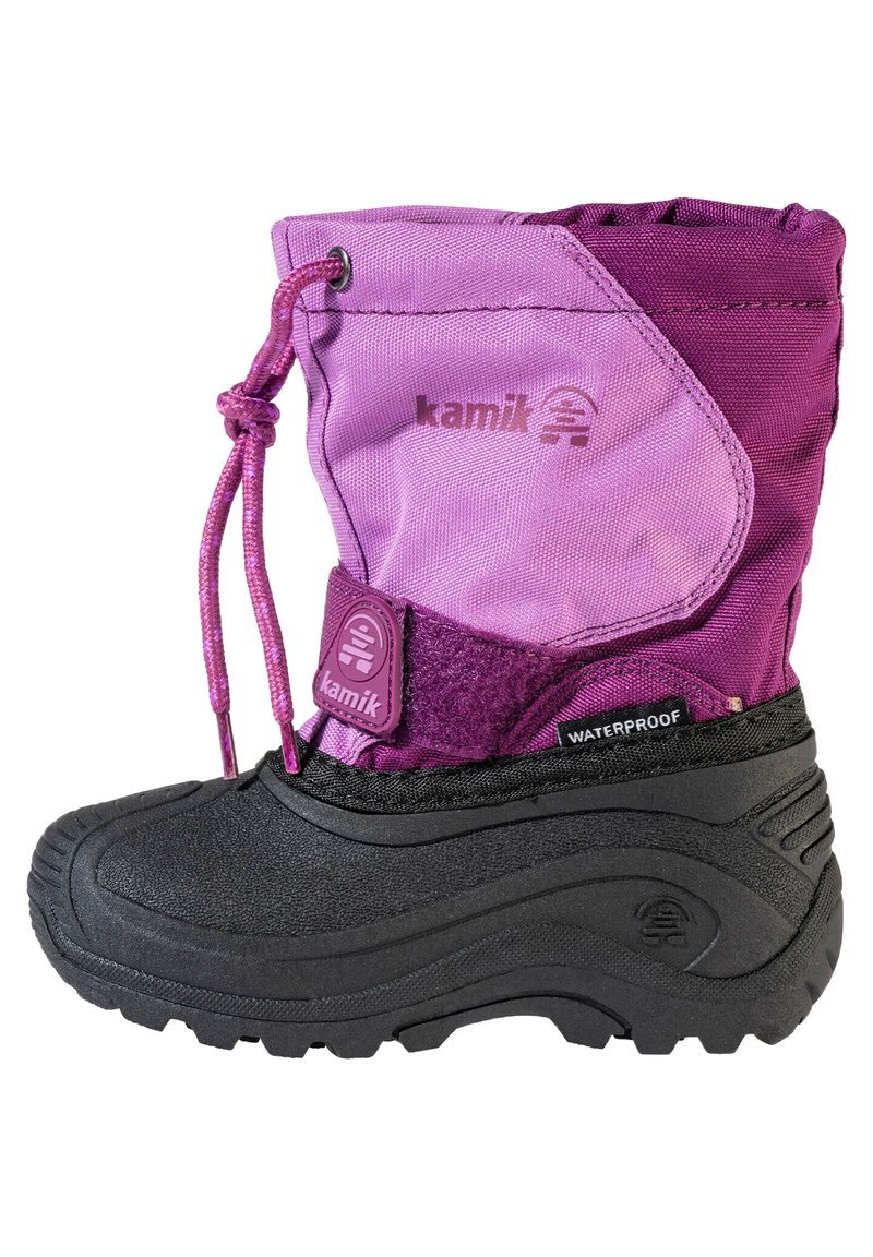 Botín morado impermeable con una suela de goma negra texturizada, cierre con cordón ajustable y soporte reforzado en el tobillo. Logo visible en el lateral.