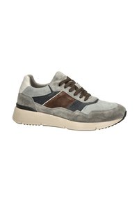 Heren sneakers van grijs suède en mesh, met een bruine leren afwerking, donkerblauw paneel en bruine veters op een beige zool met antislip textuur.