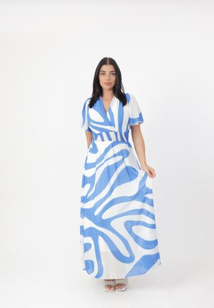 Abito maxi con un design fluido, caratterizzato da motivi astratti blu e bianchi, scollatura a V, maniche a palloncino corte e una cintura elastica.