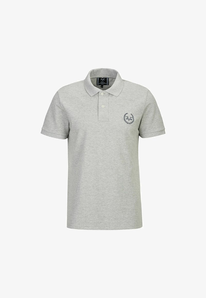 Grijze polo t-shirt van een katoenmix, met een kraag en twee knopen. Bevat een klein geborduurd ontwerp op de linkerkant van de borst.
