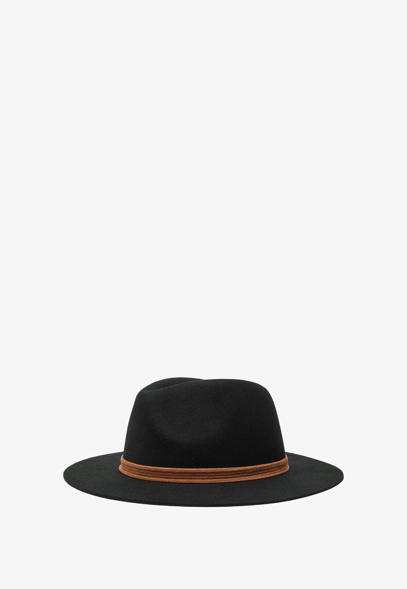 Czarny filcowy kapelusz z szerokim rondem i brązowym, plecionym paskiem wokół korony. Gładka faktura z zaokrąglonym wierzchołkiem.