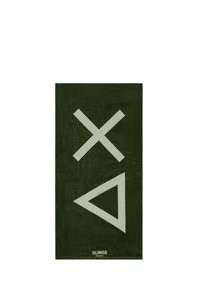 Asciugamano da spiaggia verde oliva con grandi forme geometriche bianche: una 'X' e un triangolo. Il materiale sembra morbido con una superficie liscia, con un marchio in basso.