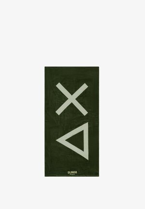 Asciugamano da spiaggia verde oliva con grandi forme geometriche bianche: una 'X' e un triangolo. Il materiale sembra morbido con una superficie liscia, con un marchio in basso.
