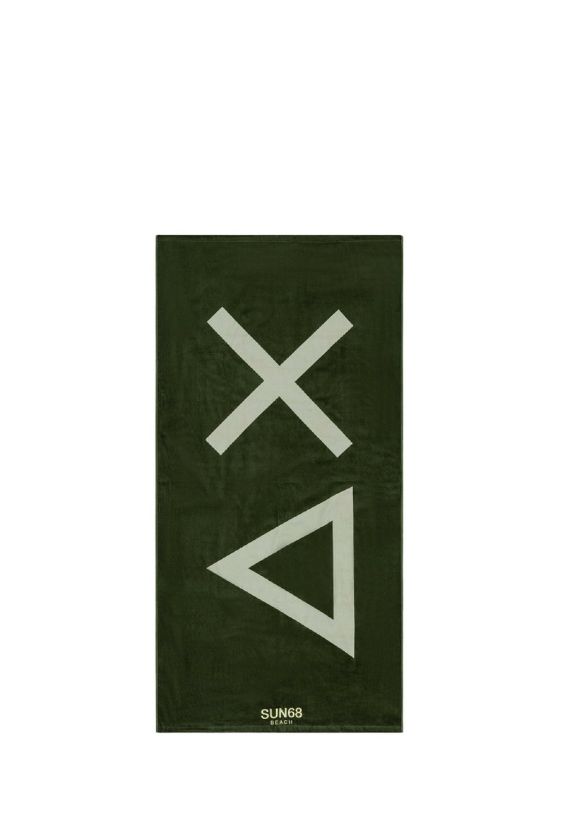 Asciugamano da spiaggia verde oliva con grandi forme geometriche bianche: una 'X' e un triangolo. Il materiale sembra morbido con una superficie liscia, con un marchio in basso.