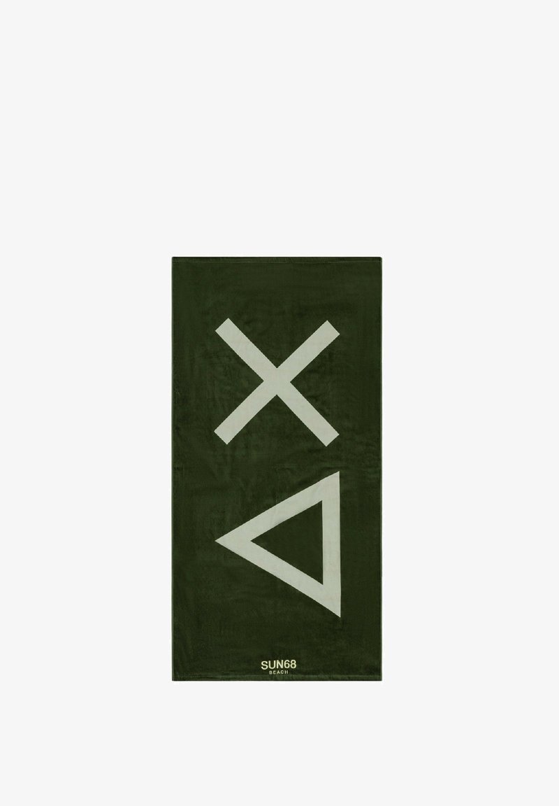 Asciugamano da spiaggia verde oliva con grandi forme geometriche bianche: una 'X' e un triangolo. Il materiale sembra morbido con una superficie liscia, con un marchio in basso.