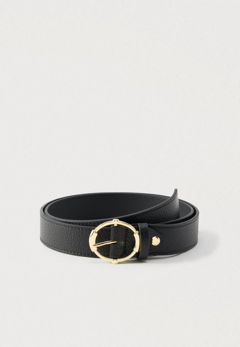 Juodas odinis diržas su tekstūruotu paviršiumi, suapvalinta auksinio atspalvio sagtimi ir vienu metaliniu spaustuku. Lygi apačia.