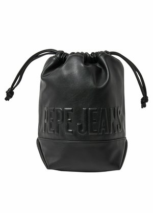 Sac seau en simili cuir noir avec fermeture à cordon, logo "PEPE JEANS" embossé, texture lisse et base arrondie.