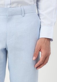 Isaac Dewhirst THE WEDDING LOOK SLIM - Κοστούμι - light blue