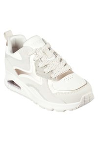 Baskets blanches et gris clair avec des accents texturés, languette rembourrée et fermeture à lacets. Comprend une unité de coussin d'air visible dans la semelle.