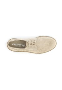 Scarpa in suede beige con punta tonda, sei occhielli e cuciture a contrasto. Presenta una fodera interna liscia e una suola in gomma resistente.