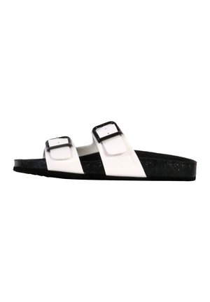Sandal in bianco e nero con due cinturini e fibbie regolabili, in materiale testurizzato, e una suola nera spessa, progettata per comfort e stabilità.