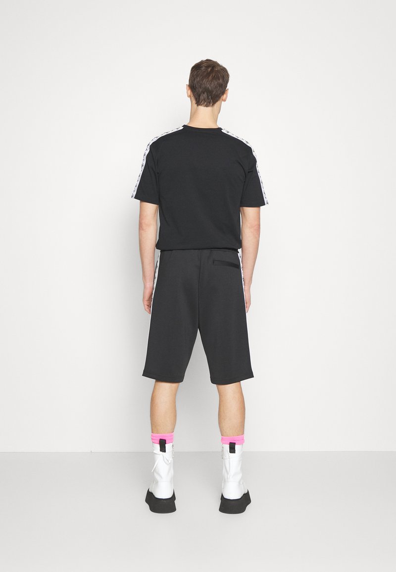Herren T-shirts & Polos | MOSCHINO Shorts black/schwarz - MW54598 Herren T-shirts & Polos | MOSCHINO Shorts black/schwarz - MW54598