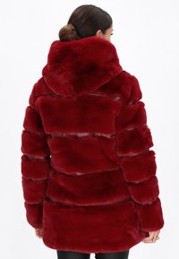 Rode nepbont hoodie jas met een puffy ontwerp; heeft horizontale strepen en een zachte textuur. Ontworpen voor warmte en comfort.