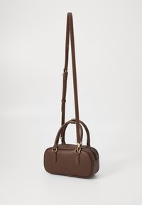 Sac à main en cuir marron, de forme rectangulaire, avec des anses supérieures doubles, une bandoulière réglable et des accents en métal doré.