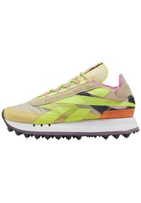Chaussure de sport multicolore avec une tige en mesh jaune et vert agrément ée d'accents roses, une semelle intermédiaire blanche et une semelle extérieure noire texturée.