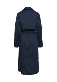 Donkerblauwe trenchcoat, gemaakt van een gladde stof, met een dubbelzijdig ontwerp, een ceintuur in de taille en opgerolde manchetten.