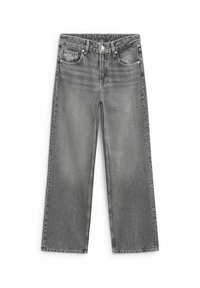 Jeans grigi in stile dritto realizzati in denim. Presentano cinque tasche, un'apertura con bottone e una leggera scoloritura con una finitura liscia.