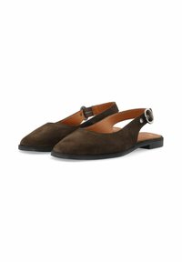Scarpe slingback in suede marrone con punta affusolata, suola piatta e dettaglio della fibbia in argento sulla cinghia regolabile. Fodera in pelle liscia.